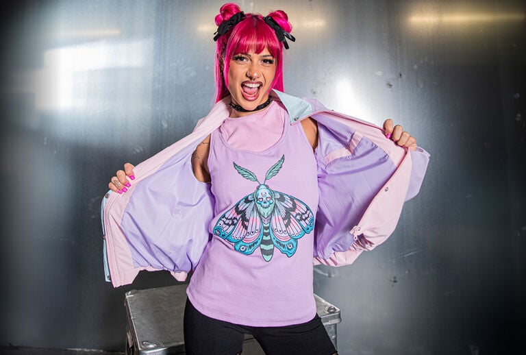 Creepy Pastels / Creepy Pastels combines delicate pastel shades, soft colour gradients and stripes with an eerily charming twist. Morbid moths, whimsical bunnies and detailed illustrations create an atmospheric blend of lightness and spooky vibes, carried by candy-coloured tones, playful silhouettes and graphic eye-catchers. The motto: creepy but gorgeous &ndash; colourful, quirky and subtly dark.Hoodies, cardigans, tops and layering pieces embrace this aesthetic, combining comfortable cuts with striking prints. The collection is aimed at anyone who loves the world of pastels but doesn&rsquo;t want to miss out on its darker side &ndash; a look that&rsquo;s somewhere between dreamy and strangely fascinating, soft in expression yet with shadows lurking in the background. / Discover now!