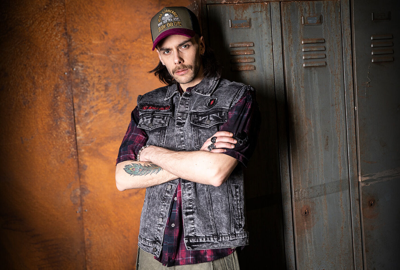 Free Spirit / The Free Spirit collection brings a fresh vintage vibe to your style: a mix of striking vintage and rockabilly aesthetics, enhanced with eye-catching animal prints and a modern oil wash finish. Every look has a deliberately washed-out, authentic and rebellious feel &ndash; yet remains timeless.Classic motifs appear in a new light and are transformed into casual rockabilly statements. Added to this are selected pieces such as beach shorts, puffer styles, trucker caps with corduroy visors and matching belts that perfectly capture the free-spirited vibe. / Discover now!